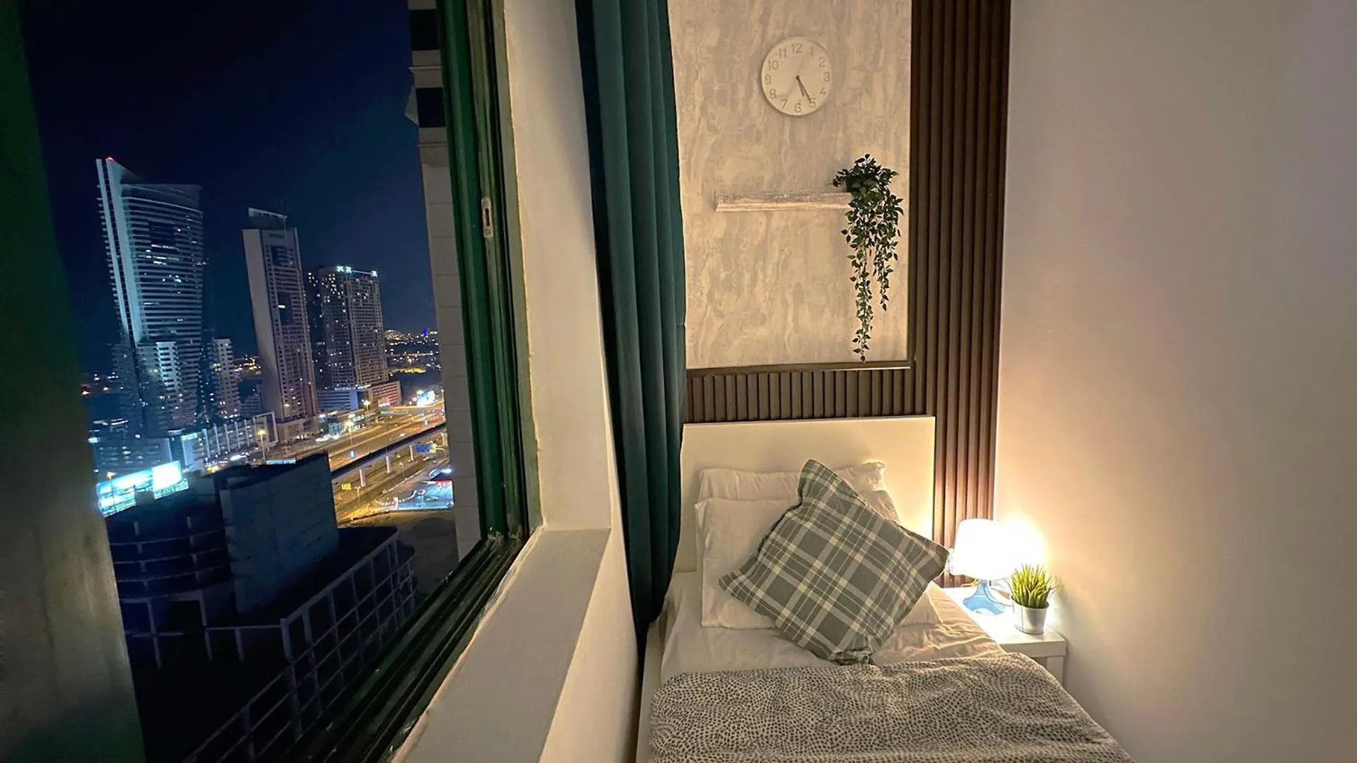 Metropolis View Partition Room Near Internet City Metro Dubai Homestay