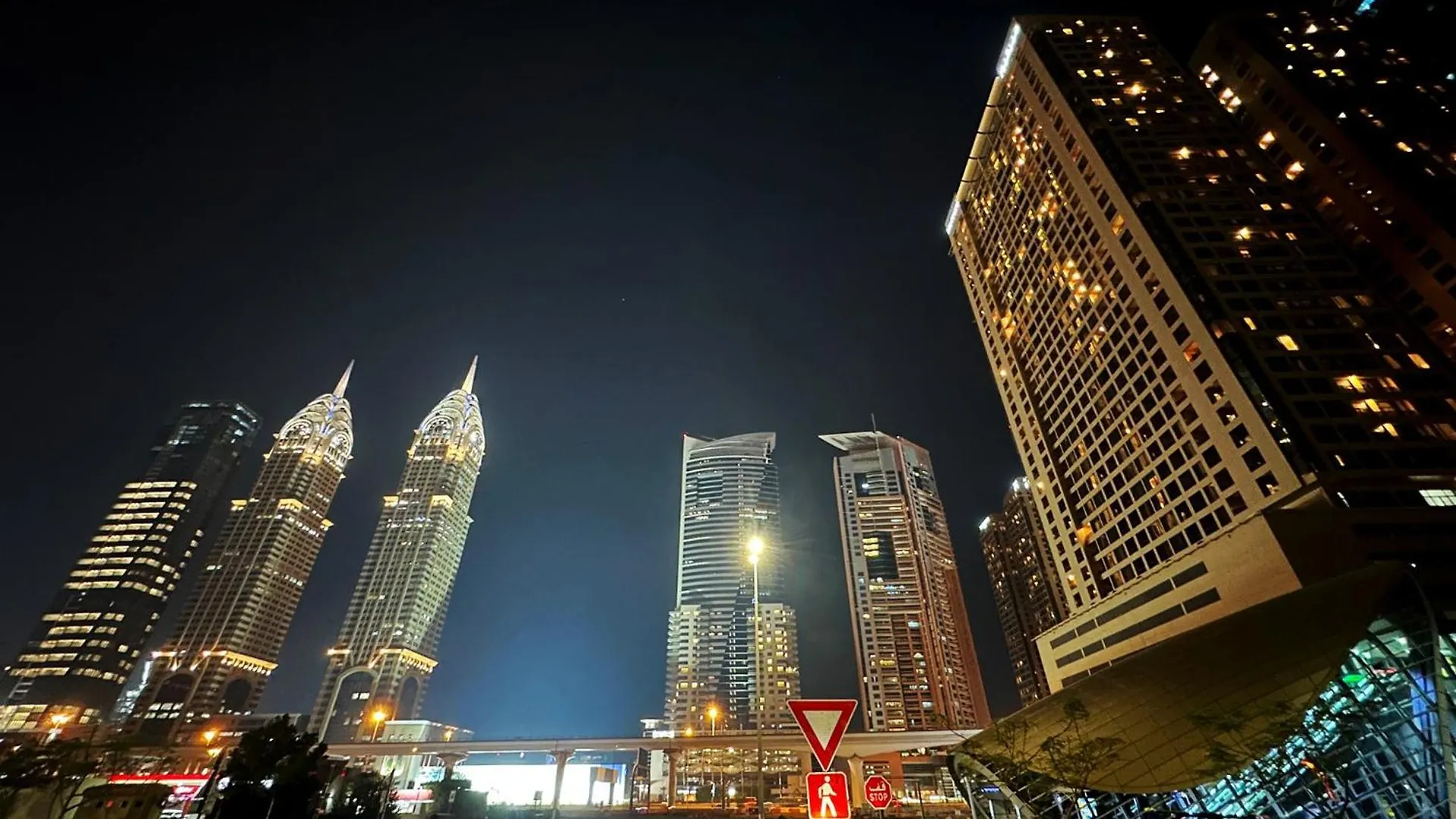 Metropolis View Partition Room Near Internet City Metro Dubai Homestay
