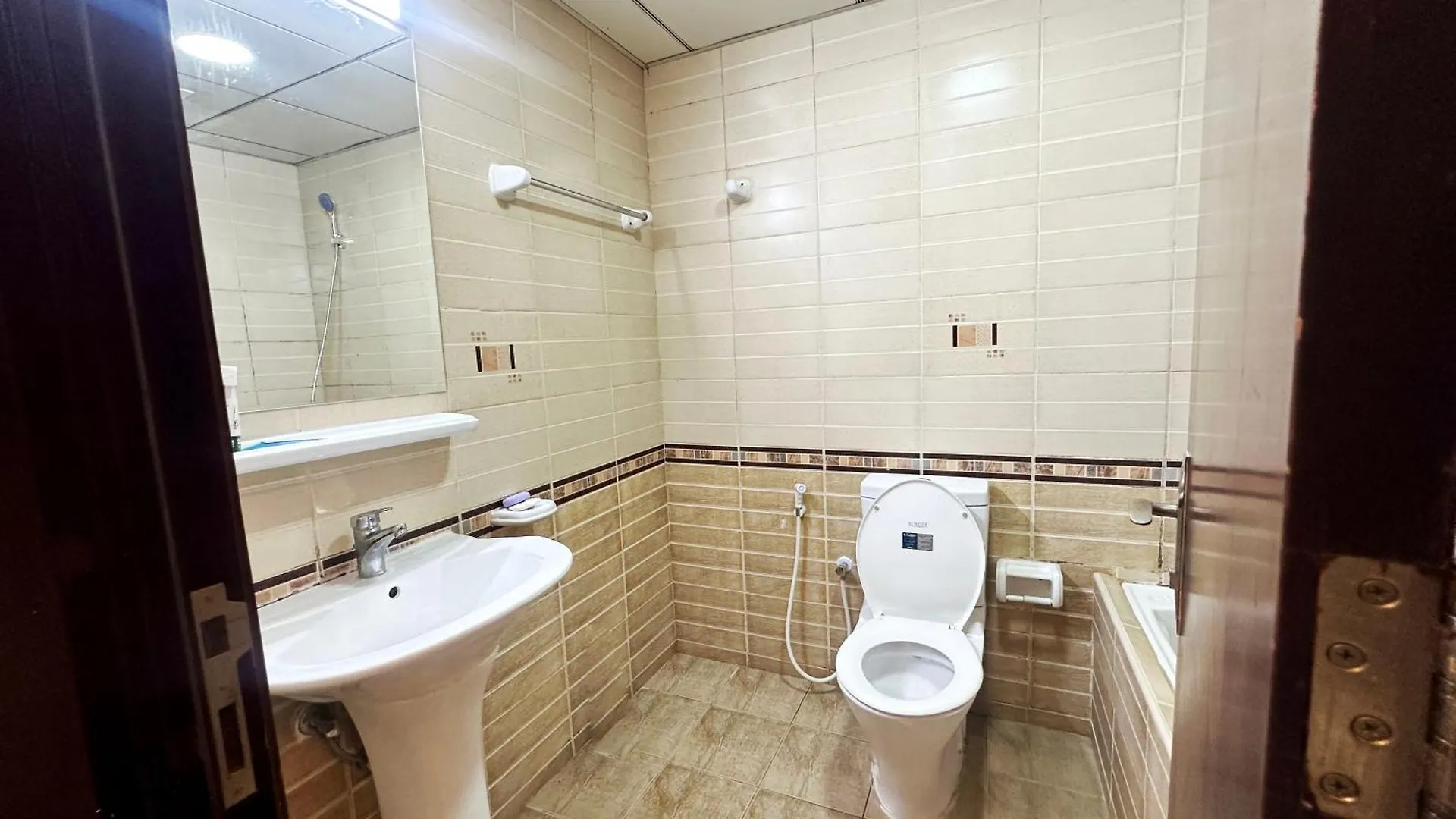 Metropolis View Partition Room Near Internet City Metro Dubai Homestay