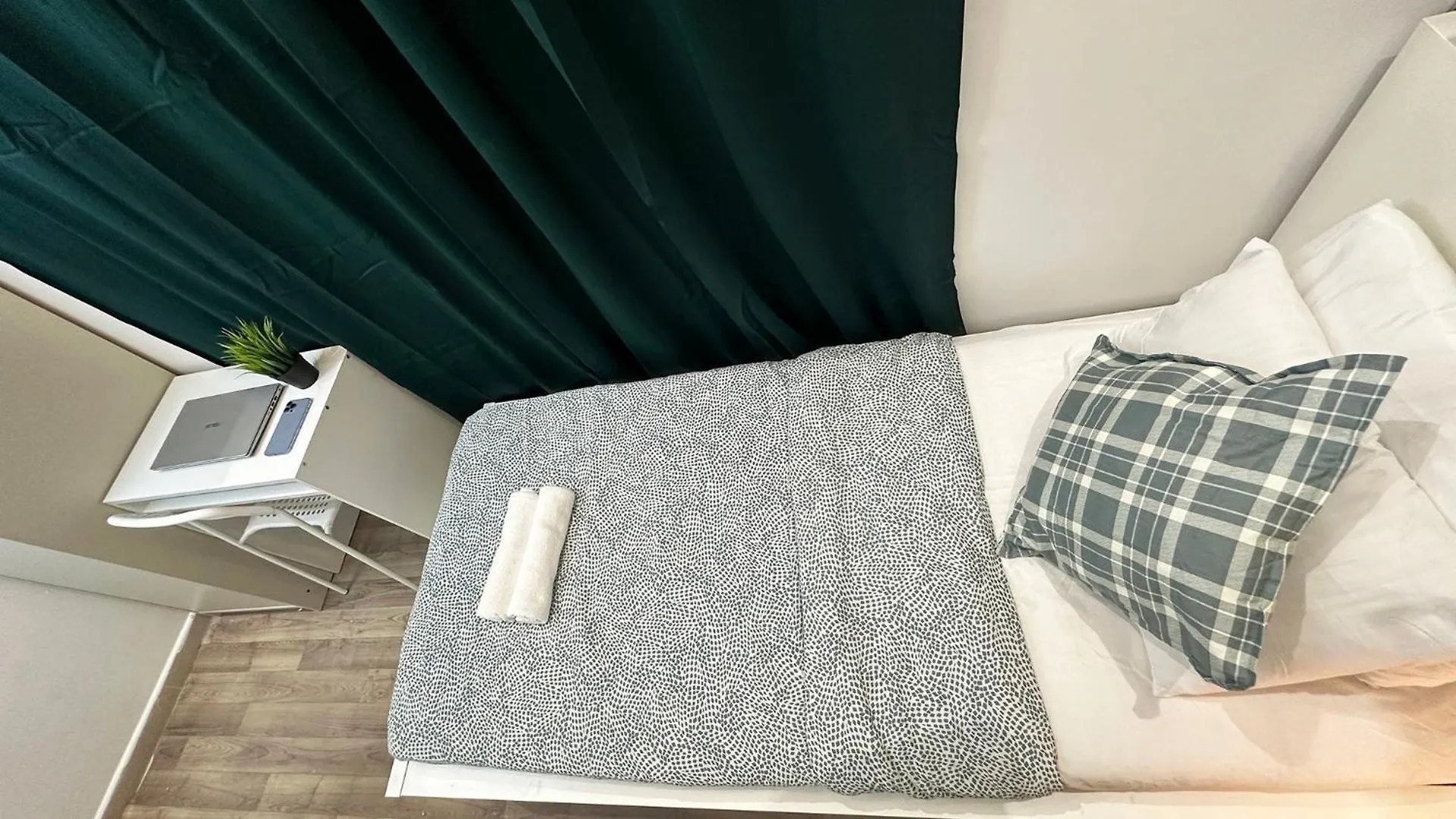 Homestay Metropolis View Partition Room Near Internet City Metro Dubai United Arab Emirates